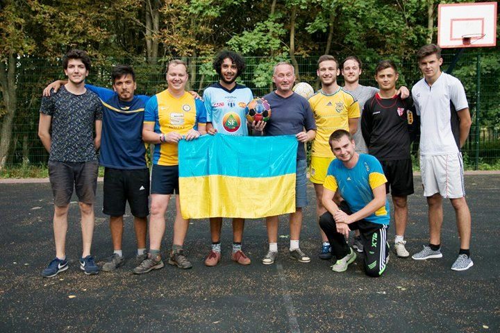 Українські та німецькі студенти після товариського матчу
